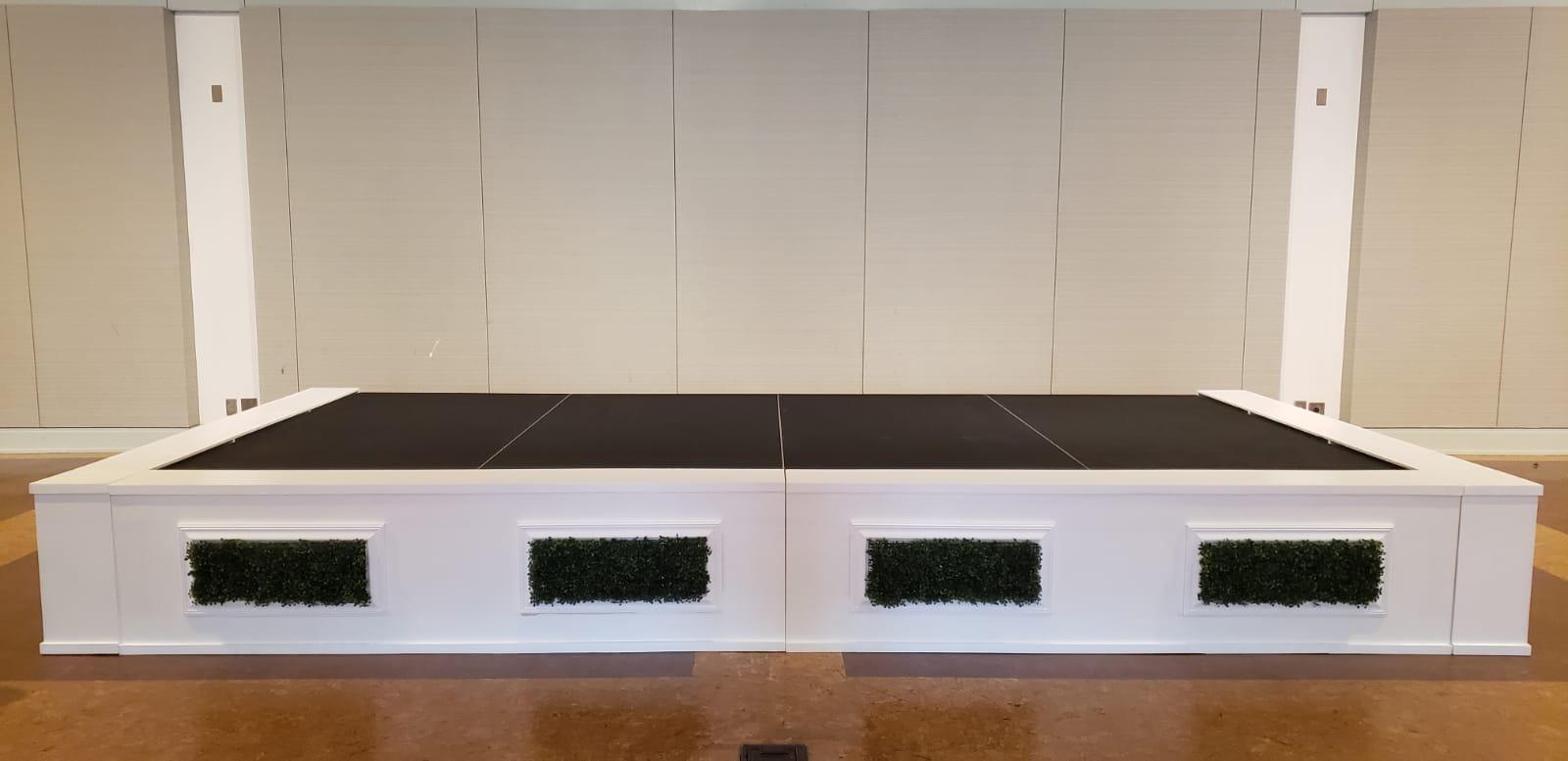 STAGE FAÇADE | WHITE | HEDGE