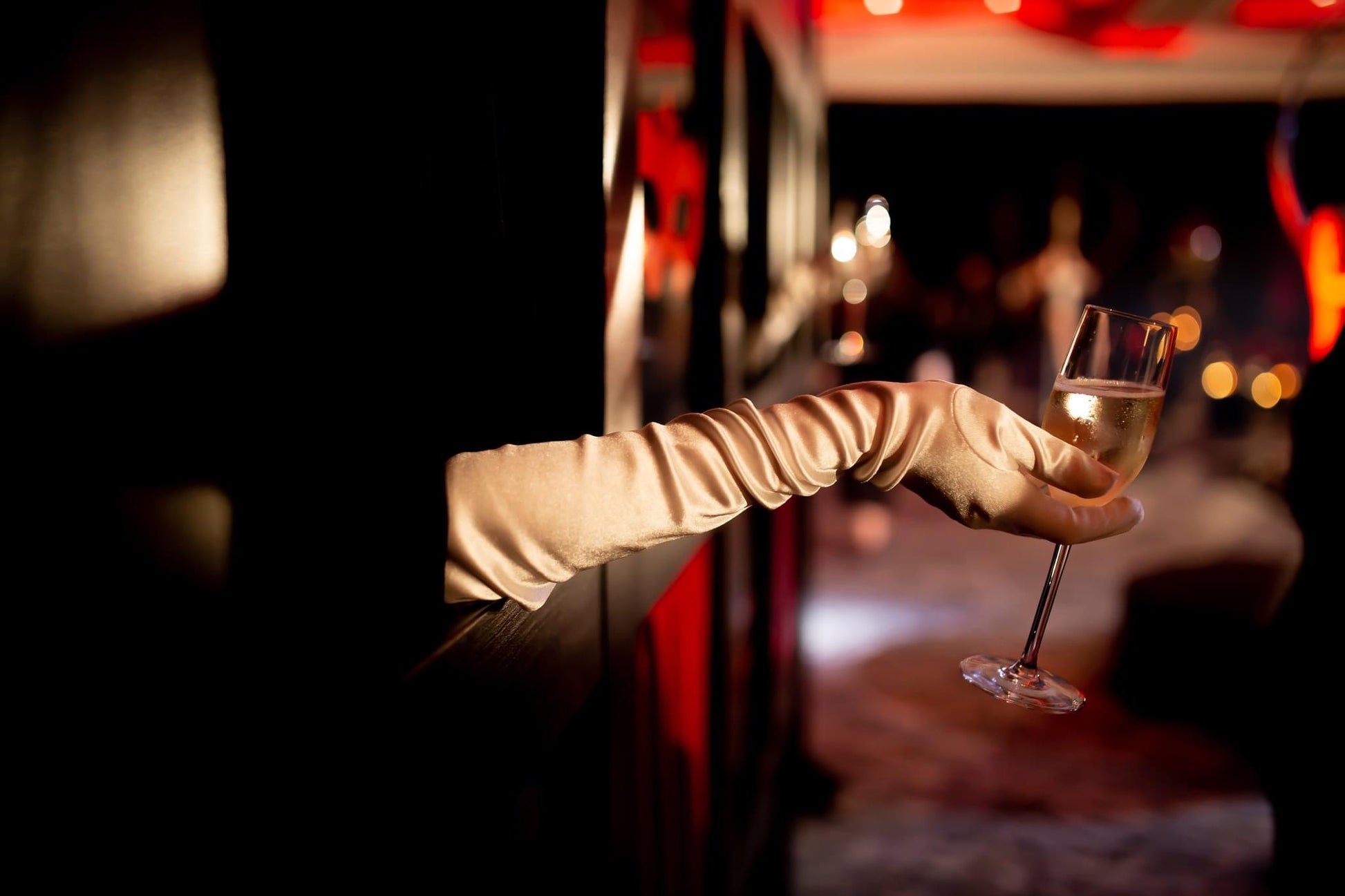 LIVING CHAMPAGNE WALL