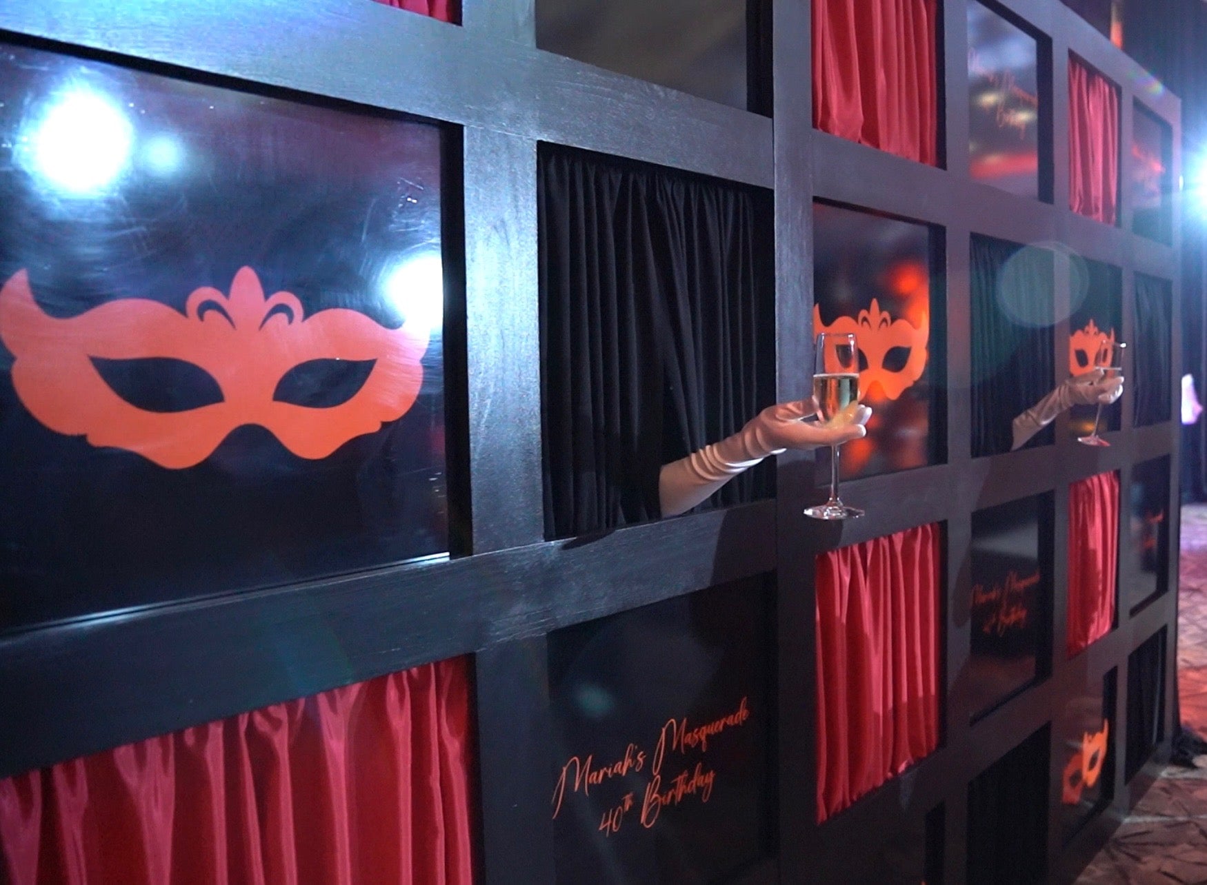 LIVING CHAMPAGNE WALL